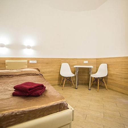 Mini Economy Apartments - Chornovola Avenue - 2 Minutes To The Opera House リヴィウ エクステリア 写真