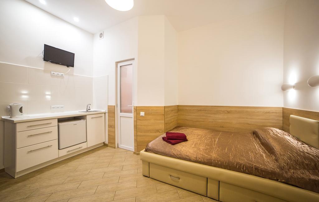 Mini Economy Apartments - Chornovola Avenue - 2 Minutes To The Opera House リヴィウ エクステリア 写真