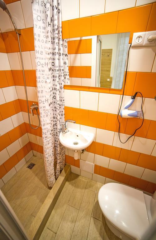 Mini Economy Apartments - Chornovola Avenue - 2 Minutes To The Opera House リヴィウ エクステリア 写真