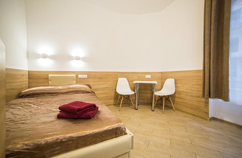 Mini Economy Apartments - Chornovola Avenue - 2 Minutes To The Opera House リヴィウ エクステリア 写真