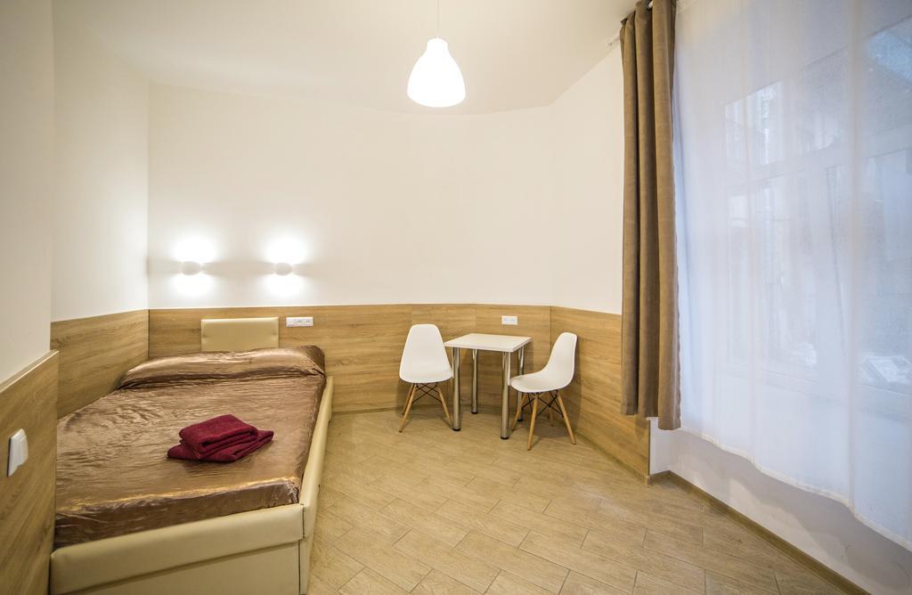 Mini Economy Apartments - Chornovola Avenue - 2 Minutes To The Opera House リヴィウ エクステリア 写真