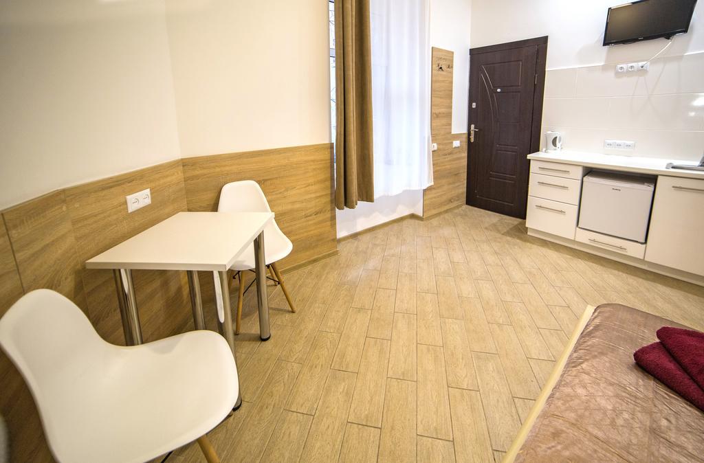 Mini Economy Apartments - Chornovola Avenue - 2 Minutes To The Opera House リヴィウ エクステリア 写真